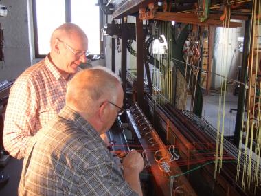 Ehrenamtliche Restauratoren bei der Arbeit am Bandwebstuhl. <br>Foto: LWL