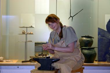 Julia Fortuna Minor, die Frau des gelernten Schmieds und Bronzegießers M. Silenius, bietet einen Rundgang im LWL-Römermuseum an. <br>Foto: LWL/Runkel