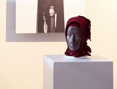 Die Ausstellungseinheit zum Thema Verschleierung von Paul Kaminski lädt zur Diskussion ein.<br>Foto: LWL/Schierholz