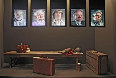Videoinstallation in der Ausstellung ¿Über Unterwelten¿. Drei Zeitzeugen berichten am Sonntag live von ihren Bunker-Erfahrungen. <br>Foto: LWL/Holtappels