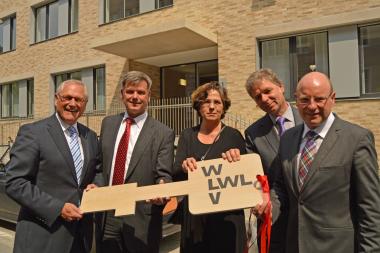 (v.l.) LWL-Direktor Dr. Wolfgang Kirsch, Bodo Strototte, Geschäftsführer der Westfälisch-Lippischen Vermögensverwaltungsgesellschaft (WLV), Dr. Jutta Settelmayer, Dr. Johannes Maas und Markus Lewe, Oberbürgermeister der Stadt Münster bei der symbolischen Schlüsselübergabe.<br>Foto: LWL/Leetz