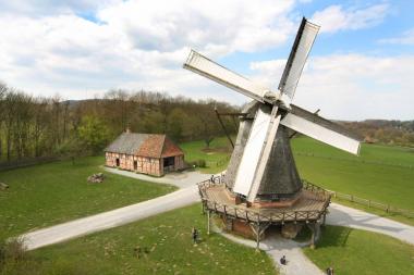 Die drei Mühlen im LWL-Freilichtmuseum Detmold stehen am Pfingstmontag im Mittelpunkt, so auch die Kappenwindmühle aus Tonnenheide (Kreis Minden-Lübbecke). <br>Foto: LWL/Jähne