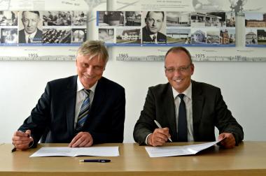 Matthias Münning, LWL-Sozialdezernent (l.), und Joachim Fahnemann, Leiter der Agentur für Arbeit Ahlen-Münster (r.), wollen die Zusammenarbeit der Organisationen weiter vertiefen. Menschen mit Schwerbehinderung sollen so mehr berufliche Chancen erhalten. <br>Foto: LWL/Leetz