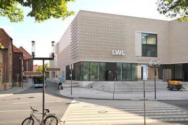 Die neu installierte Arbeit an der Fassade des LWL-Museums für Kunst und Kultur. <br>Foto: LWL/Deiters-Keul