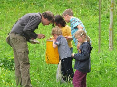 Kohlweißling und Köcherfliege: Kleine Naturforscher entdecken gemeinsam mit dem Biologen Christian Finke den Lebensraum Klostergarten. <br>Foto: LWL/ Tillmann