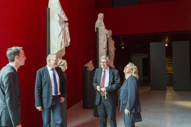 (v.l.) Prof. Dr. Stefan Stieglitz (Institut für Wirtschaftsinformatik der Westfälischen Wilhelms-Universität Münster), Guido Kohlenbach (Referatsleiter der LWL-Kulturabteilung), Dr. Hermann Arnhold (Direktor des LWL-Museums für Kunst und Kultur) und Svenja Schulze (NRW-Ministerin für Innovation, Wissenschaft und Forschung) in der Spitze des LWL-Museums für Kunst und Kultur mit mittelalterlichen Sandsteinskulpturen.<br>Foto: LWL