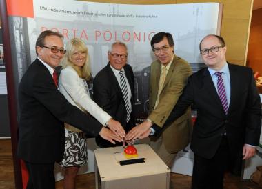 Józef  Malinowski (v.l.), Vorsitzender des  Bundes  der  Polen  in  Deutschland, LWL-Kulturdezernentin Dr. Barbara Rüschoff-Thale, LWL-Direktor Dr. Wolfgang Kirsch, Dr. Günter Winands, Abteilungsleiter bei der Beauftragten der Bundesregierung für Kultur und Medien, und Generalkonsul Jan Sobczak schalteten das Internetportal frei.<br> Foto: LWL /Appelhans