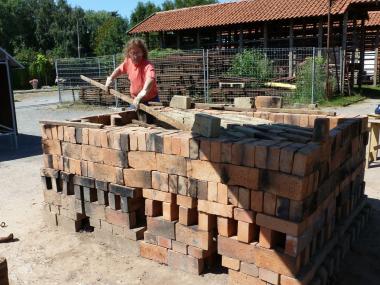 Museumsvorführer Christian Stiesch beim Aufbau des Feldbrandofens. <br>Foto: LWL 