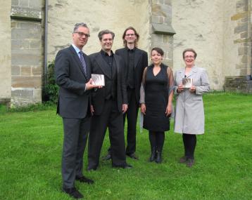 "Heylich ist der dag": Dr. Ingo Grabowsky, Museumsdirektor der Stiftung Kloster Dalheim. LWL-Landesmuseum für Klosterkultur, Burkard Wehner, Christoph Burmester und Winnie Brückner vom Ensemble Vox Nostra sowie Elisabeth Fisch, Leiterin des CD-Projekts bei der Stiftung Kloster Dalheim (v.l.) präsentieren stolz die in Zusammenarbeit enstandene CD mit Gesängen aus der Gründungszeit des Klosters Dalheim. <br>Foto: LWL/Tillmann