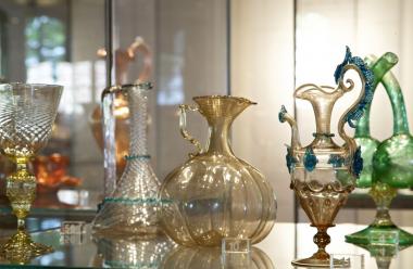 Über 100 Jahre alt sind die filigranen Gläser aus Murano, die derzeit in der Glashütte Gernheim ausgestellt sind. <br>Foto: LWL/M. Holtappels