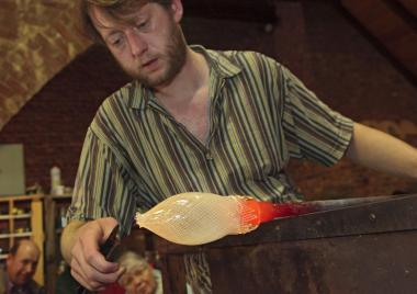 Thorsten Rötzsch, hier zu sehen bei der Produktion von Reticello-Glas, zeigt am 13. Juli in Gernheim, wie das Muraneser Fadenglas hergestellt wird. <br>Foto: LWL/Holtappels