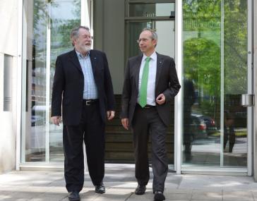 Matthias Löb (rechts) mit dem Vorsitzenden der LWL-Landschaftsversammlung Dieter Gebhard. <br>Foto: LWL