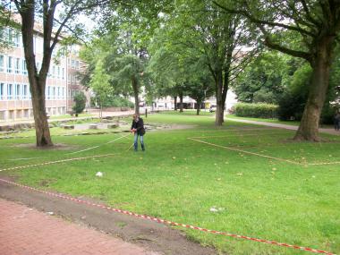 Abgemessen ist die Fläche, die von den Archäologen der LWL-Archäologie für Westfalen untersucht wird, bereits von Dr. Daniel Bérenger. Am Montag beginnen die Arbeiten im Park der Menschenrechte in Bielefeld. <br>Foto: LWL