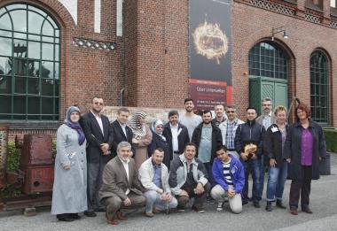 Anja Hoffmann vom LWL-Industriemuseum, Vermittlerin Annette Kritzler und Mehmet Soyhun (v.r.) begrüßten die Imame in der LWL-Ausstellung ¿Über Unterwelten¿ auf Zeche Zollern. <br>Foto: LWL/Holtappels 