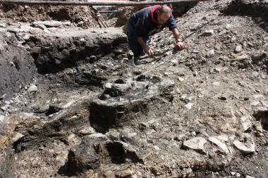 In zwei Metern Tiefe legte ein Grabungsteam der Paderborner Stadtarchäologie die Reste von mindestens sechs Kuppelöfen aus dem 13. Jahrhundert frei. <br>Foto: LWL/Spiong