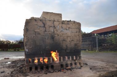 Auf dem Museumsgelände brannte am Sonntag das Feuer im Feldbrandofen. <br>Foto: LWL 