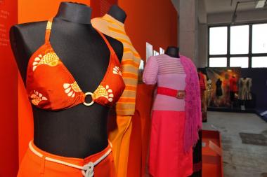 Die grellen Outfits der 1970er Jahre ließen viel Haut frei. <br>Foto: LWL/Holtappels