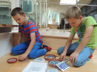 Mosaike selbst gestalten bei der Sommerferien-Aktion im LWL-Römermuseum. <br>Foto: LWL/Verweyen