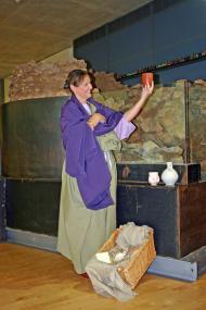 Führung in römischer Begleitung im LWL-Römermuseum lässt die Besucherinnen und Besucher ins Leben der Römer eintauchen. <br>Foto: LWL/Runkel