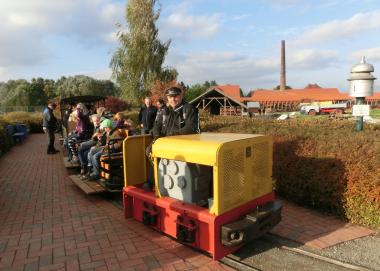 Die Feldbahn fährt in den Sommermonaten mit Besuchern rund um das Gelände des Industriemuseums. <br>Foto: LWL/Hudemann