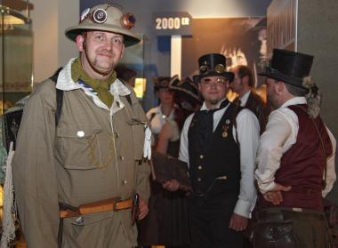 Stefan Pfannmüller begleitet als ¿Zeitreiseleiter¿ die Steampunk-Lesung für Kinder auf der Zeche Hannover.<br> Foto: LWL/Hudemann