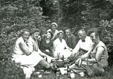 Beim Picknick ließen es sich diese Urlaubsgäste während der 1930er Jahre in Elslohe (Hochsauerlandkreis) gut gehen.<br>Foto: LWL  
