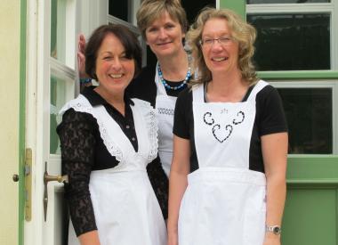 Die Mitarbeiterinnen des LWL-Industriemuseums Glashütte Gernheim freuen sich auf Gäste beim Kaffeeklatsch. <br>Foto: LWL 