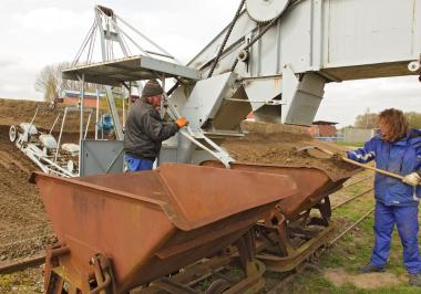 30 Loren werden am Sonntag im LWL-Ziegeleimuseum Lage mit Lehm befüllt. <br>Foto: LWL 