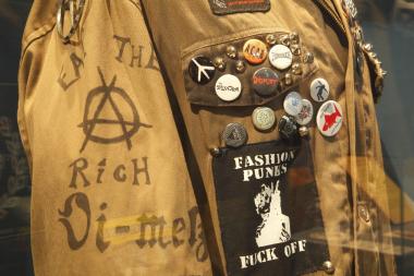 Auch dieser Parka eines Punks der ¿zweiten Generation¿ aus den 2000er Jahren ist in der Ausstellung über jugendliche Subkulturen zu sehen. <br>Foto: LWL/Hudemann