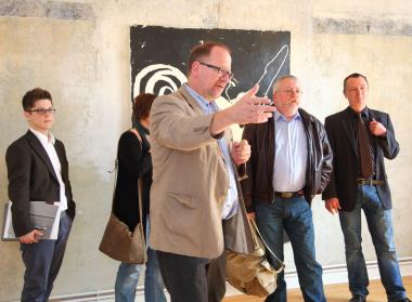 Prof. Beaugrand (vorn) erläutert beim Kuratorengespräch Hintergründe zur Ausstellung ¿Unterwelten¿. <br>Foto: LWL/Holtappels