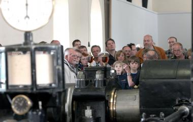 Besuchergruppe vor der historischen Dampfmaschine von 1893 in der Maschinenhalle der Zeche Hannover in Bochum. <br>Foto: LWL