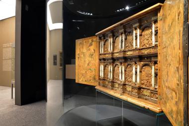 Aufgeklappter Wrangelschrank in der klimatisierten Vitrine. <br>Foto: LWL / Deiters-Keul 