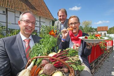 Versprechen ein ¿Fest für Genießer¿ beim Freilichtgenuss im LWL-Freilichtmuseum Detmold (v. l.): LWL-Direktor Matthias Löb, Museumsdirektor Prof. Dr. Jan Carstensen und Projektleiterin Sandra Hoeritzsch. <br>Foto: LWL/Jähne