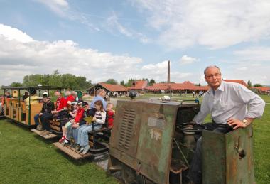 ¿Bitte einsteigen¿ heißt es wieder beim Feldbahntreffen im Ziegeleimuseum. <br>Foto: LWL/Holtappels