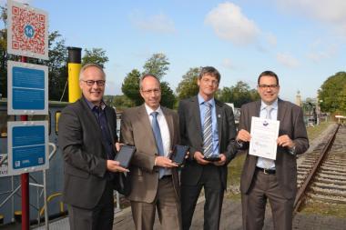 Stellten die neue App im Schiffshebewerk vor: (v.l.) Museumsdirektor Dirk Zache, LWL-Direktor Matthias Löb, Hermann Poppen, Leiter des Wasser- und Schifffahrtsamtes Duisburg-Meiderich, und Museumsleiter Dr. Arnulf Siebeneicker. <br>Foto: LWL/Hudemann
