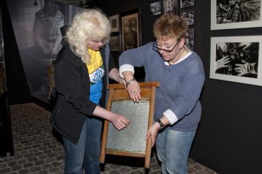 Auch beim Waschbrett können Besucher der Führung Hand anlegen. Originals. <br>Foto: LWL/Hudemann