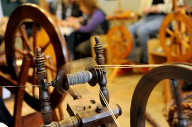 Die einzelnen Arbeitsschritte von der Flachspflanze bis zum Leinen werden bei einem Flachswochenende im LWL-Freilichtmuseum Detmold gezeigt. <br>Foto: LWL/Sánchez