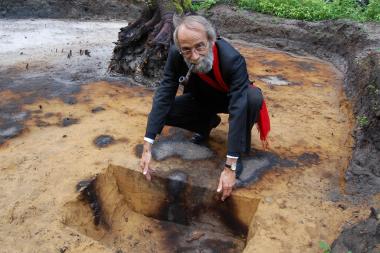 Der rote Schal war und bleibt ein Markenzeichen von Dr. Daniel Bérenger, der hier das Thema vor Augen führt, was ihn zu einem Fachmann weit über die westfälischen Grenzen hinaus gemacht hat: Die Erforschung von bronzezeitlichen Grabhügeln. <br>Foto: LWL/Burgemeister