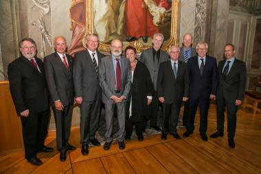 LWL-Direktor Matthias Löb (r.) und Dieter Gebhard (v.l.) zeichneten Friedrich Klanke, Klaus Baumann, Lambert Lonz, Eva Steininger-Bludau, Hermann Päuser, Norbert Wellmann, Josef Geuecke und Lutz Dworzak für ihr langjähriges Engagement aus. <br>Foto: LWL/Köhler