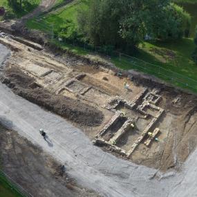 Die Ausgrabungsfläche und Teile der Vorburg von oben.<br>Foto: LWL/EggensteinExca, Marvin Mädel