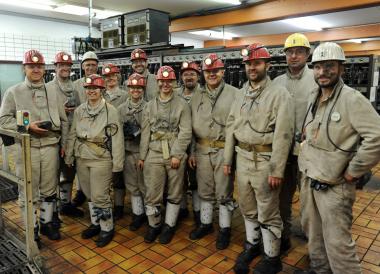 Schwarz im Gesicht und voller Eindrücke: Die Teilnehmer nach der Grubenfahrt auf dem Bergwerk Auguste Victoria. <br>Foto: LWL/Appelhans