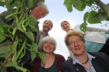 Agnes Sternschulte (v.l.), Prof. Dr. Jan Carstensen, Maren Lampe,  Dr. A. Heinrike Heil und Sylvia Ostmann von der Umweltstiftung Lippe. <br>Foto: LWL/Jaehne
