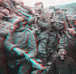 Männer mit Gasmasken im Schützengraben sind das Titel-motiv der Ausstellung. 3D-Anaglyphe.<br>Foto: LWL