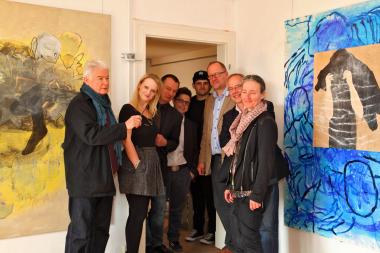 Lehrende, Studierende, Bestatterinnen und Museumsleute im Ausstellungsbereich der Villa Beermann, wo unter anderem Gemälde von Hans Sieverding zu sehen waren. <br>Foto: LWL/Holtappels