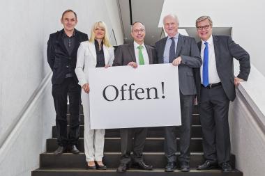 Architekt Volker Staab, LWL-Kulturdezernentin Dr. Barbara Rüschoff-Thale, LWL-Direktor Matthias Löb, Peter Landmann vom NRW-Kulturministerium und Museumsdirektor Dr. Hermann Arnhold (v.l.).<br>Foto: Hanna Neander