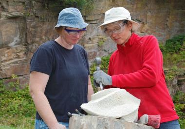 Christina Clasen (l.) mit einer Kursteilneherin beim Bildhauerworkshop auf Zeche Nachtigall.<br>Foto: LWL/Holtappels