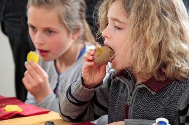 Am besten schmeckt die Kartoffel von der Hand direkt in den Mund. <br>Foto: LWL/Holtappels