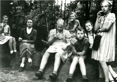 Brotzeit auf einer Klassenfahrt in Tecklenburg (Kreis Steinfurt) im Juni 1950.<br>Foto: LWL