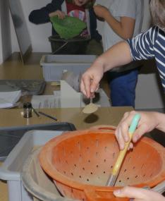Es darf kräftig gesiebt und geforscht werden in den "archäologischen Werkstätten" beim Museumsfest.<br>Foto: LWL/Zimmermann
