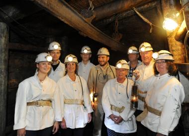 Gemeinsam mit Börje Nolte (Mitte) erkundeten die ¿Hauer¿ im Besucherbergwerk die Welt unter Tage. <br>Foto: LWL/Appelhans